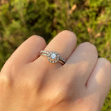 Anillo de compromiso con diamante natural de .30ct con certificación GIA y 15 diamantes laterales elaborado en oro blanco de 14 kilates