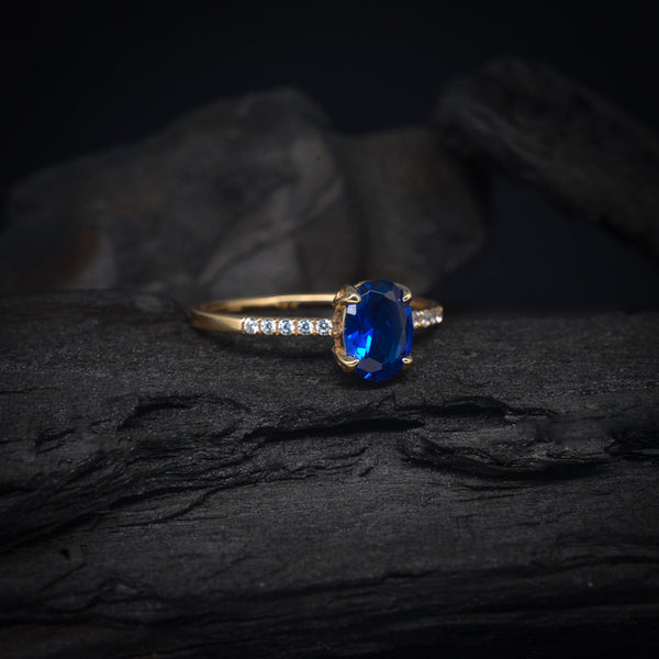 Anillo de compromiso con zafiro natural y 10 diamantes laterales elaborado en oro amarillo de 14 kilates