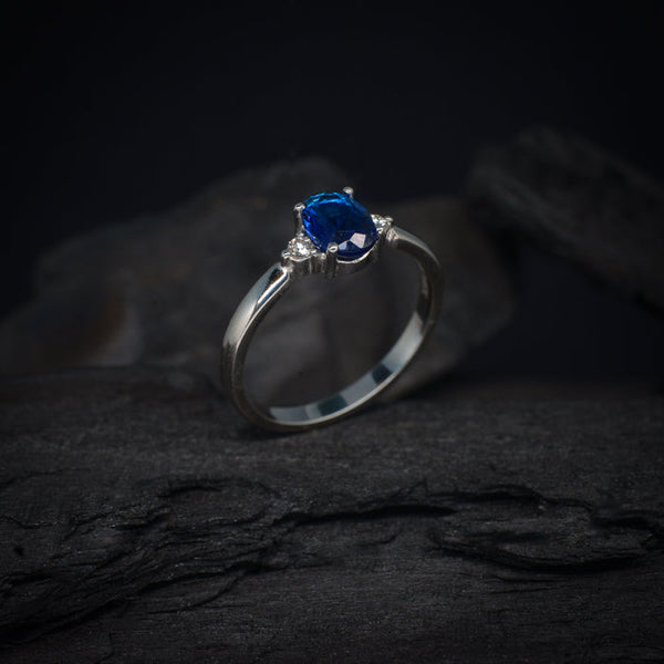 Anillo de compromiso con zafiro natural y 2 diamantes naturales laterales elaborado en oro blanco de 14 kilates
