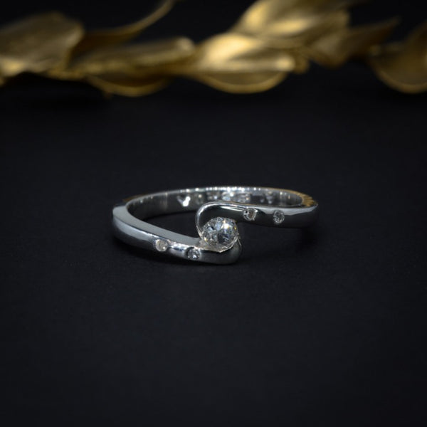 Anillo de compromiso con diamante natural de .20ct y 4 diamantes laterales de .01ct elaborado en plata .950