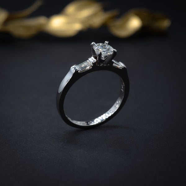 Anillo de compromiso con diamante natural de .50ct con certificación GIA y 2 diamantes naturales de .10ct elaborado en oro blanco de 14 kilates