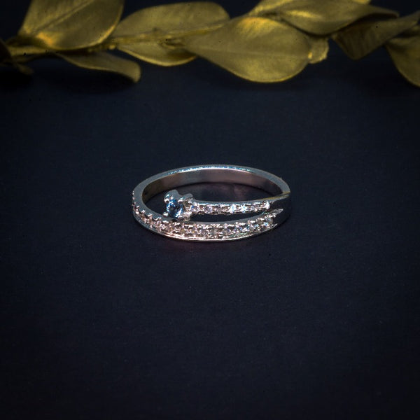 Anillo de compromiso con topacio natural y 24 diamantes laterales elaborado en oro blanco de 14 kilates