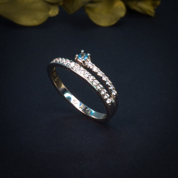 Anillo de compromiso con topacio natural y 24 diamantes laterales elaborado en oro blanco de 14 kilates