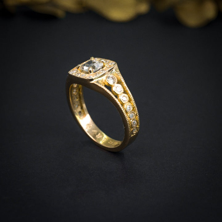 Anillo de compromiso con diamante natural central de .40ct con certificación GIA y .45ct de diamantes naturales laterales elaborado en oro amarillo de 14 kilates