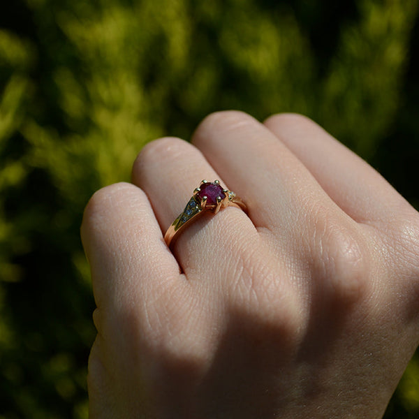Anillo de compromiso con rubí natural y 6 diamantes laterales elaborado en oro amarillo de 14 kilates