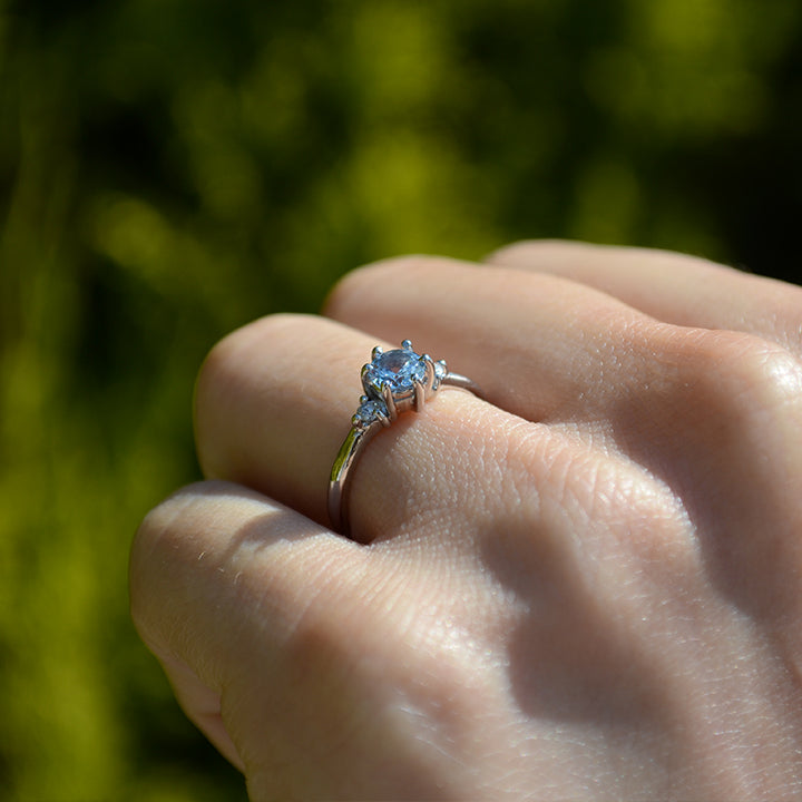 Anillo de compromiso con topacio natural y 2 diamantes naturales elaborado en oro blanco de 14 kilates