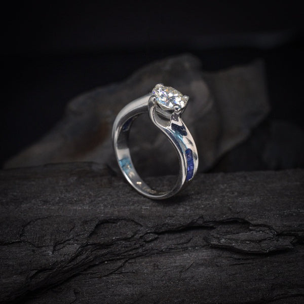Anillo de compromiso con moissanita de 1 quilate con certificado GRA y 6 zafiros laterales elaborado en oro blanco de 14 kilates