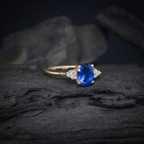 Anillo de compromiso con zafiro natural y 6 diamantes laterales elaborado en oro amarillo de 14 kilates