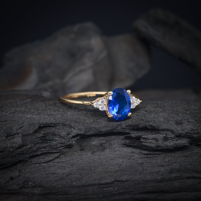 Anillo de compromiso con zafiro natural y 6 diamantes laterales elaborado en oro amarillo de 14 kilates