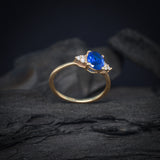 Anillo de compromiso con zafiro natural y 6 diamantes laterales elaborado en oro amarillo de 14 kilates