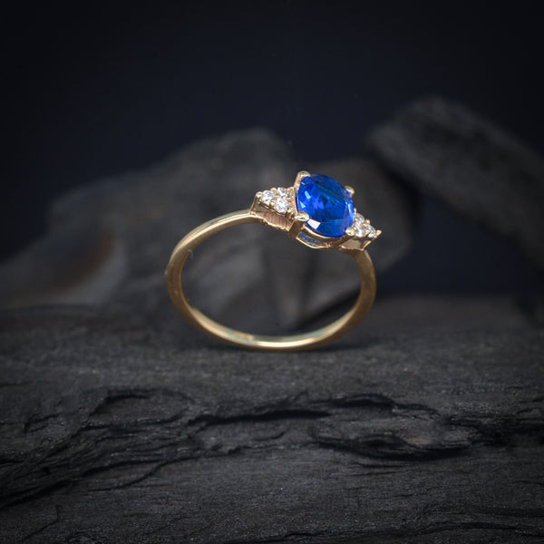 Anillo de compromiso con zafiro natural y 6 diamantes laterales elaborado en oro amarillo de 14 kilates