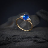 Anillo de compromiso con zafiro natural y 6 diamantes laterales elaborado en oro amarillo de 14 kilates