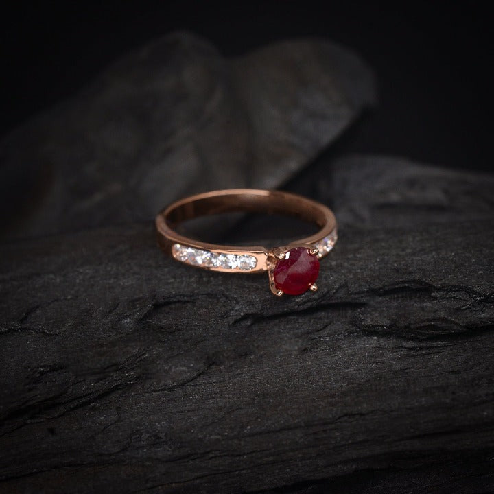 Anillo de compromiso con rubí natural y 10 diamantes naturales laterales elaborado en oro rosa de 14 kilates