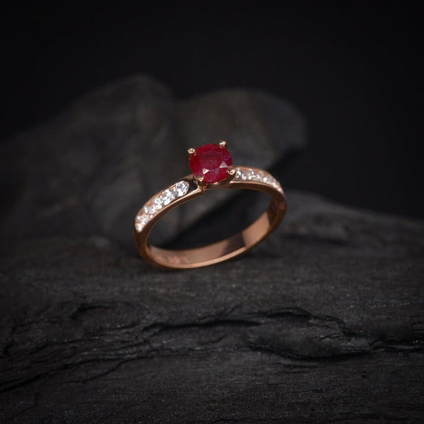 Anillo de compromiso con rubí natural y 10 diamantes naturales laterales elaborado en oro rosa de 14 kilates