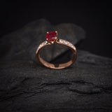 Anillo de compromiso con rubí natural y 10 diamantes laterales elaborado en oro rosa de 14 kilates