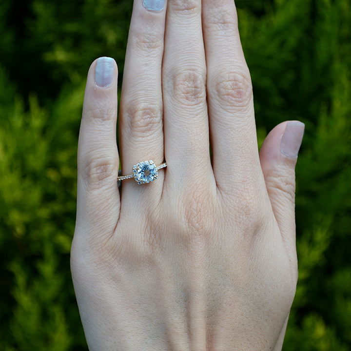 Anillo de compromiso con topacio natural y cristales elaborado en oro amarillo de 10 kilates