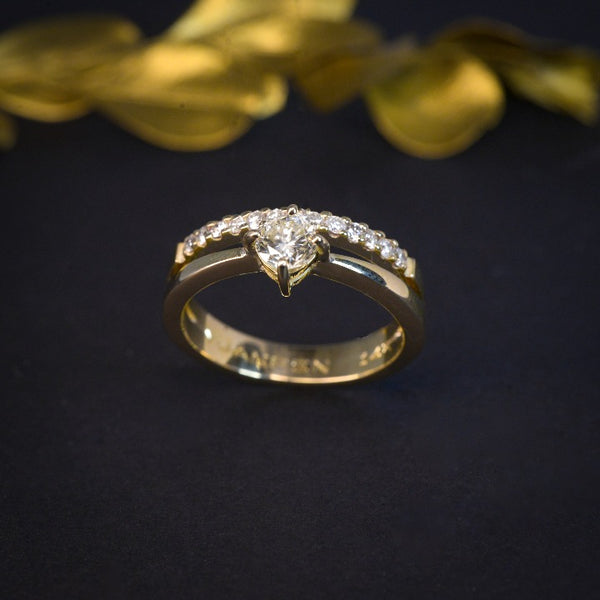 Anillo de compromiso con diamante natural central de .40ct con certificación GIA y 13 diamantes naturales laterales elaborado en oro amarillo de 14 kilates