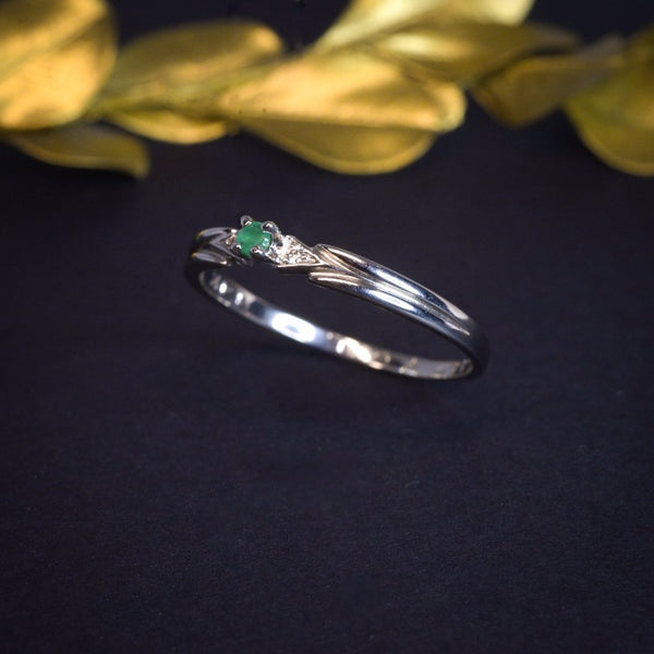 Anillo de compromiso con esmeralda natural y 2 diamantes naturales elaborado oro blanco de 14 kilates