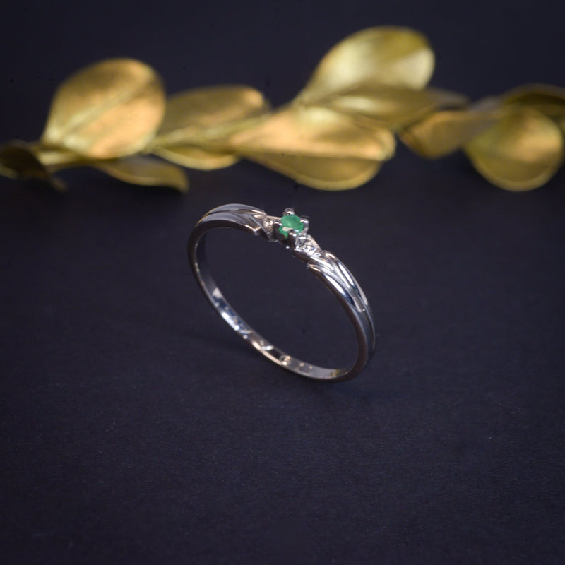 Anillo de compromiso con esmeralda natural y 2 diamantes naturales elaborado oro blanco de 14 kilates