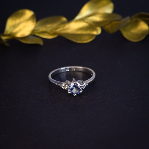 Anillo de compromiso con topacio natural y 2 diamantes naturales elaborado en oro blanco de 14 kilates