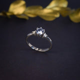Anillo de compromiso con topacio natural y 2 diamantes naturales elaborado en oro blanco de 14 kilates