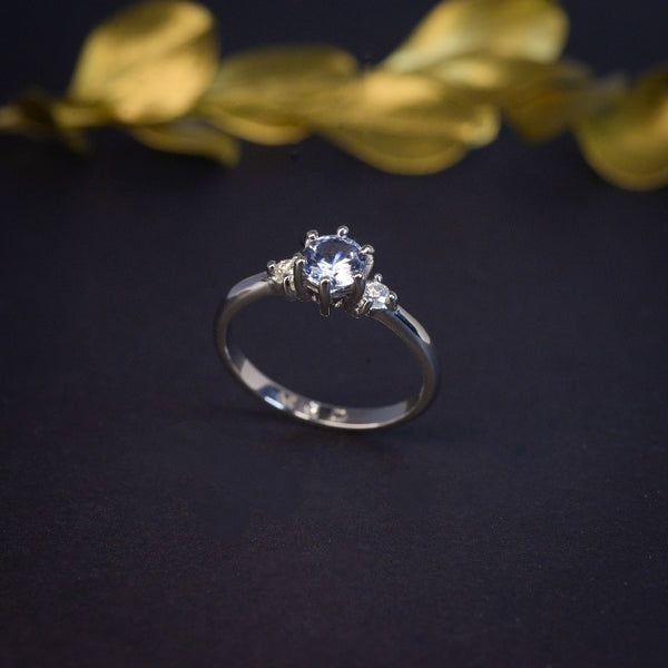 Anillo de compromiso con topacio natural y 2 diamantes naturales elaborado en oro blanco de 14 kilates