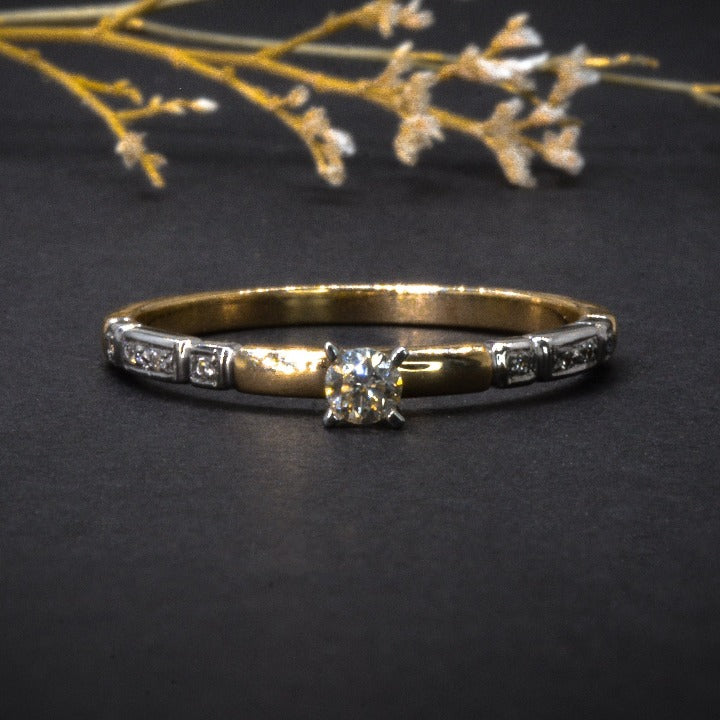 Anillo de compromiso con diamante natural de .09ct y 10 diamantes laterales elaborado en oro amarillo de 14 kilates