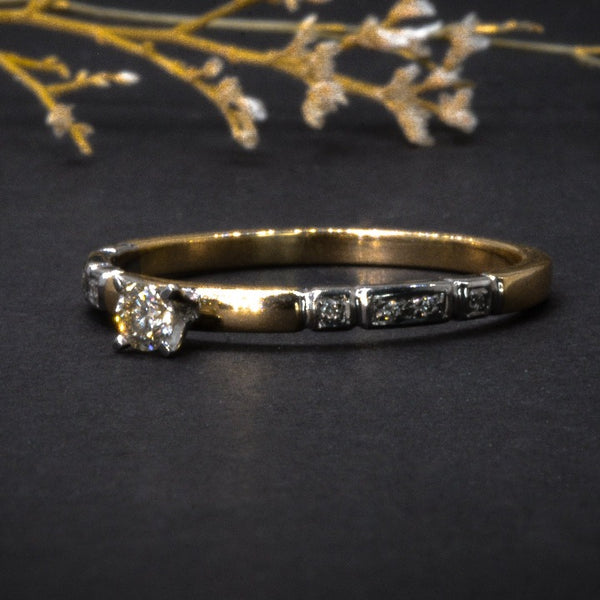 Anillo de compromiso con diamante natural de .09ct y 10 diamantes laterales elaborado en oro amarillo de 14 kilates