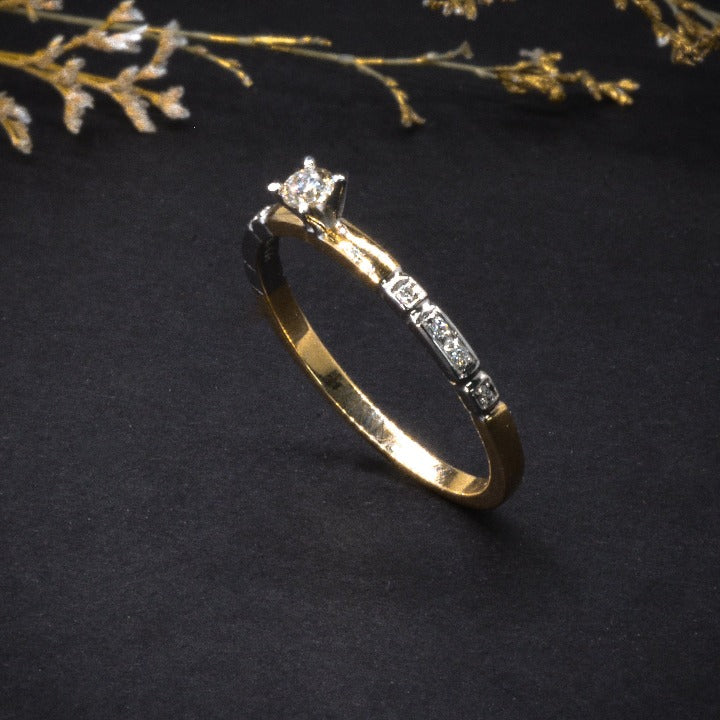 Anillo de compromiso con diamante natural de .09ct y 10 diamantes laterales elaborado en oro amarillo de 14 kilates