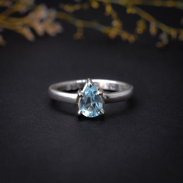 Anillo de compromiso con topacio natural elaborado en oro blanco de 14 kilates