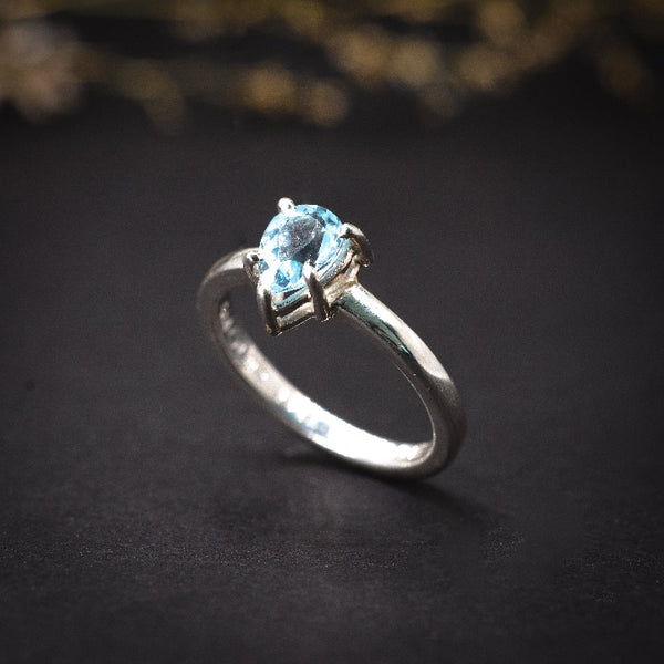 Anillo de compromiso con topacio natural elaborado en oro blanco de 14 kilates