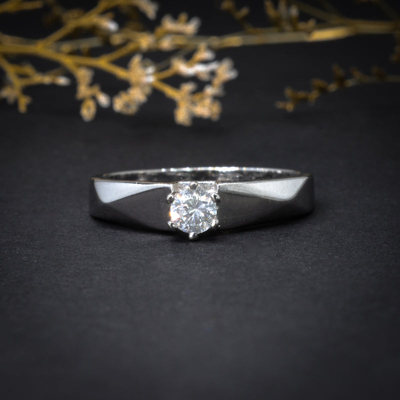 Anillo de compromiso con cristal realizado en oro blanco de 14 kilates