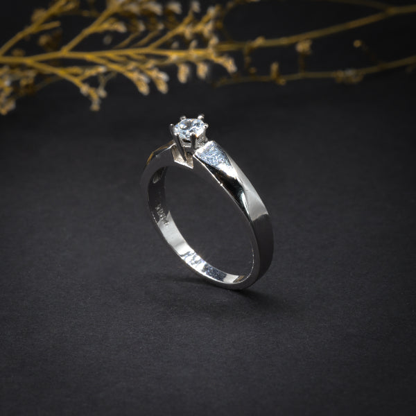 Anillo de compromiso con diamante natural .20ct elaborado en oro blanco de 14 kilates