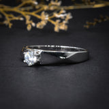Anillo de compromiso con cristal realizado en oro blanco de 14 kilates