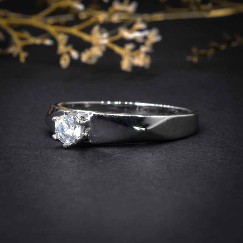 Anillo de compromiso con cristal realizado en oro blanco de 14 kilates