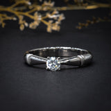 Anillo de compromiso con moissanita de .20ct  elaborado en oro blanco de 14 kilates