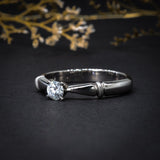 Anillo de compromiso con moissanita de .20ct  elaborado en oro blanco de 14 kilates