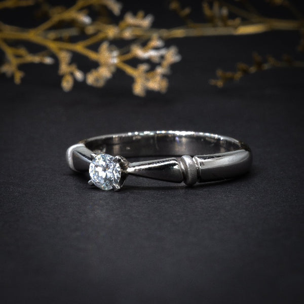 Anillo de compromiso con moissanita de .20ct  elaborado en oro blanco de 14 kilates