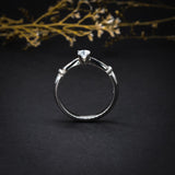 Anillo de compromiso con moissanita de .20ct  elaborado en oro blanco de 14 kilates