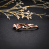 Anillo de compromiso con diamante natural central de .04ct y 6 diamantes laterales elaborado en oro rosa 14 kilates
