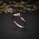 Anillo de compromiso con diamante natural central de .04ct y 6 diamantes naturales laterales elaborado en oro rosa 14 kilates