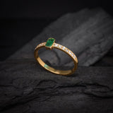 Anillo de compromiso con esmeralda natural y 14 diamantes laterales elaborado en oro amarillo de 14 kilates