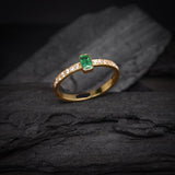 Anillo de compromiso con esmeralda natural y 14 diamantes laterales elaborado en oro amarillo de 14 kilates