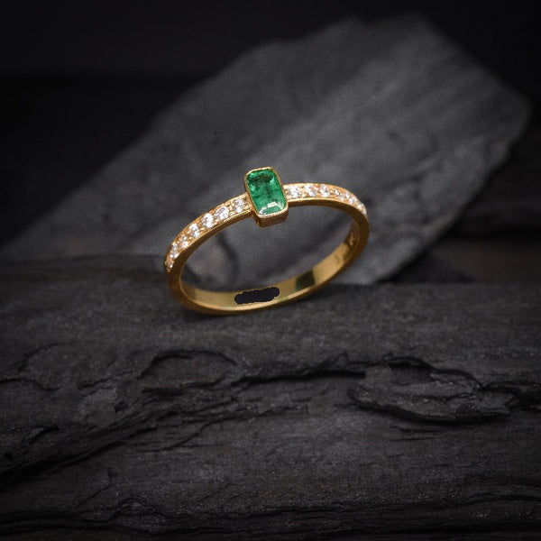 Anillo de compromiso con esmeralda natural y 14 diamantes laterales elaborado en oro amarillo de 14 kilates