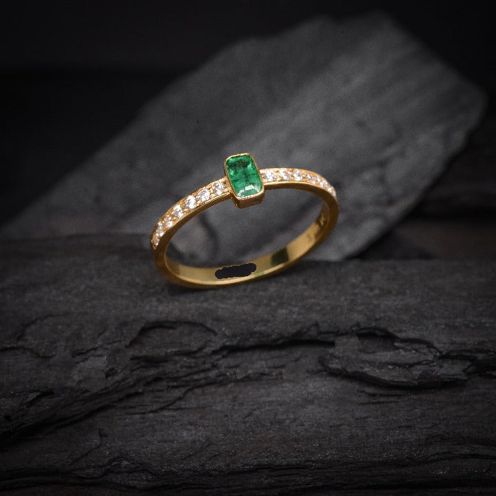 Anillo de compromiso con esmeralda natural y 14 diamantes laterales elaborado en oro amarillo de 14 kilates