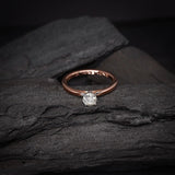 Anillo de compromiso con diamante natural central de .30ct con certificación GIA elaborado en oro rosa de 18 kilates