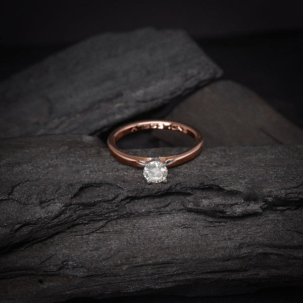 Anillo de compromiso con diamante natural de .30ct con certificación GIA elaborado en oro rosa de 14 kilates