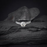Anillo de compromiso con cristales elaborado en oro blanco de 14 kilates