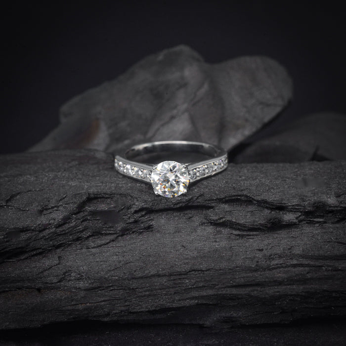 Anillo de compromiso con cristales elaborado en oro blanco de 14 kilates