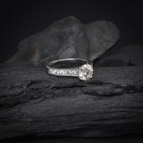Anillo de compromiso con cristales elaborado en oro blanco de 14 kilates